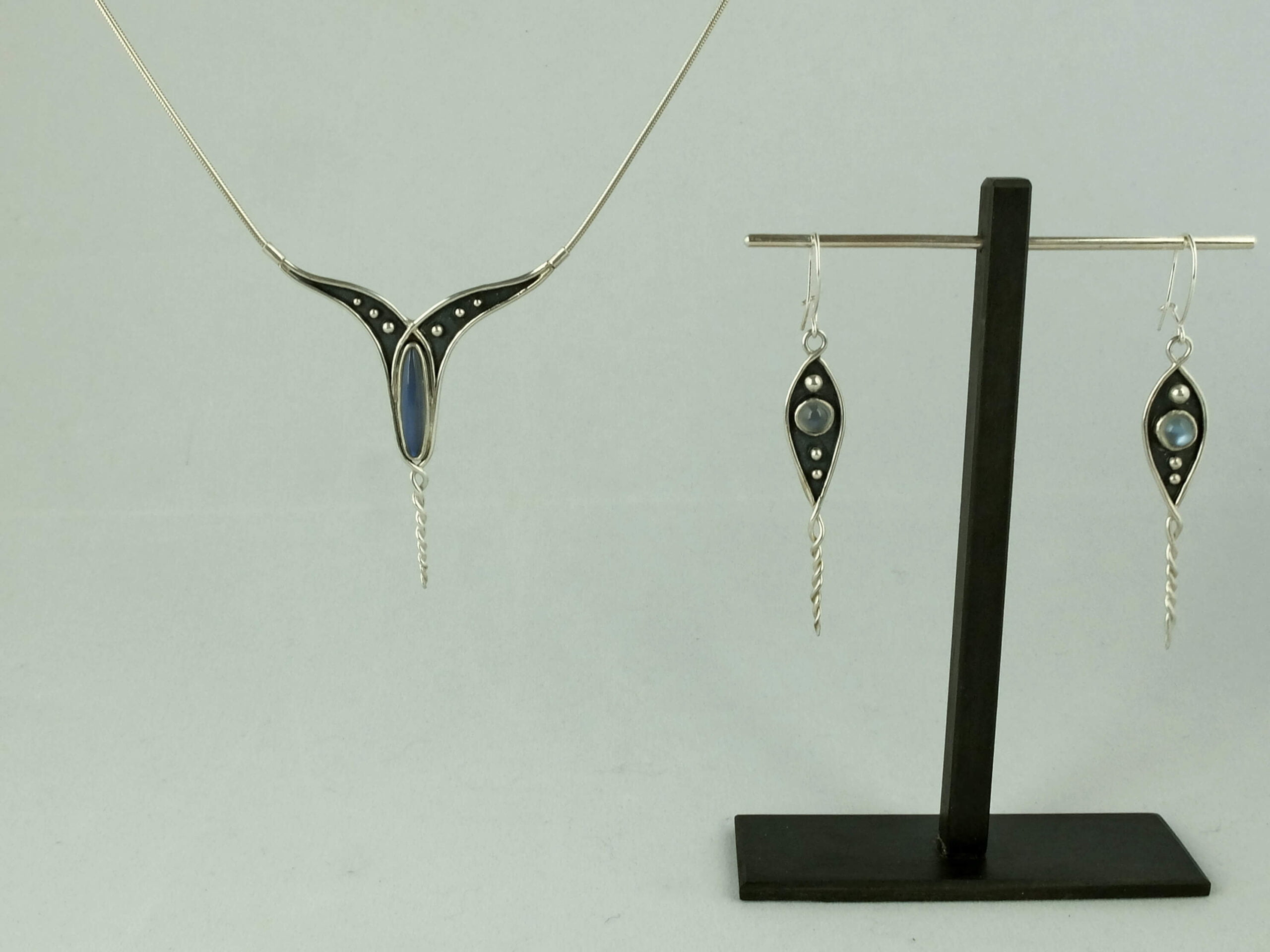 Hanger en oorbellen met maansteen