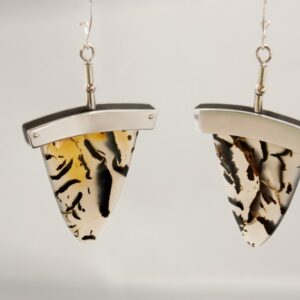 Oorhangers zilver, ebbenhout en montana agaat.