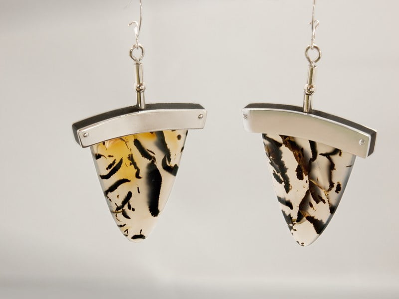 Oorhangers zilver, ebbenhout en montana agaat.