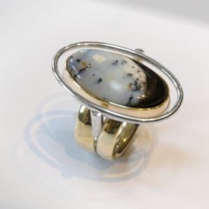 Ring van twee trouwringen met dendrietopaal