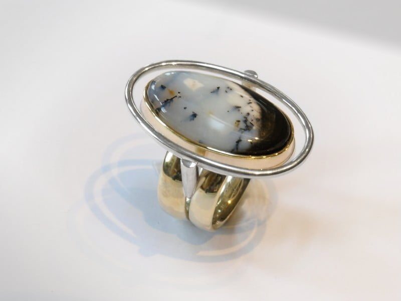 Ring van twee trouwringen met dendrietopaal
