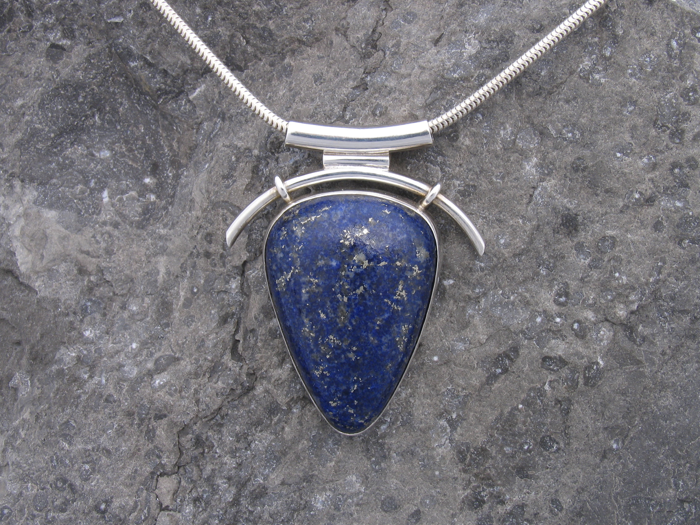 Hanger met lapis lazuli